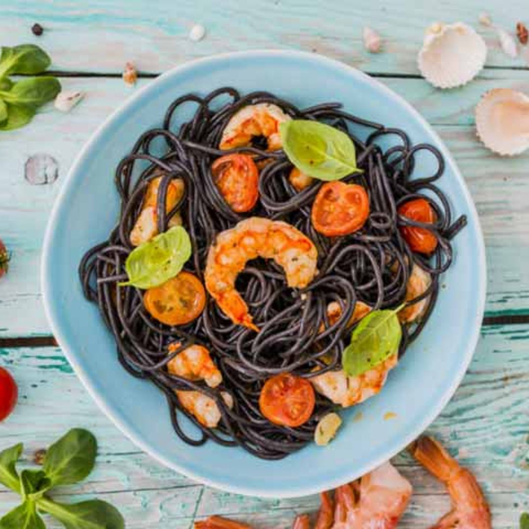 Pasta negra de sepia con langostinos