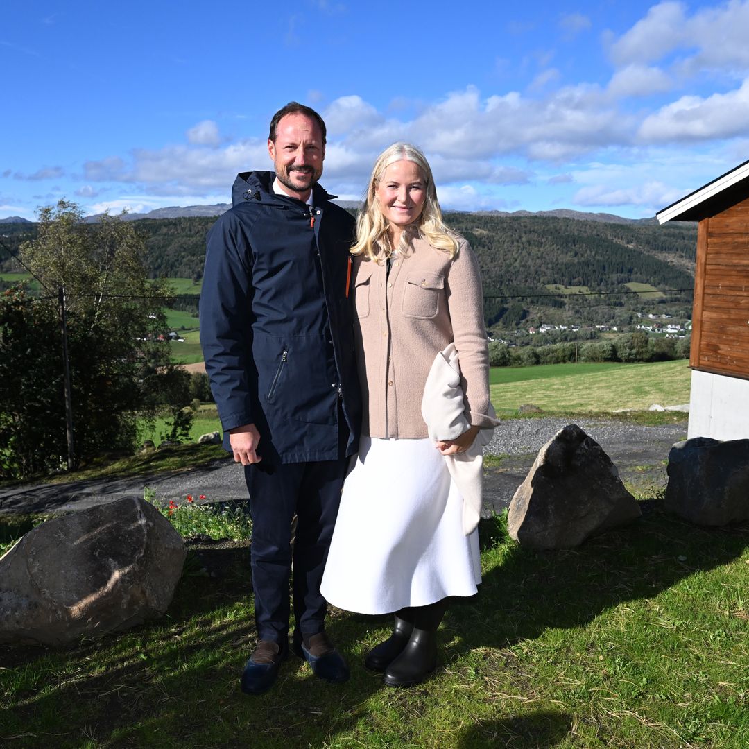 La inesperada aparición del rey Haakon haciendo la compra en un supermercado 'low cost'