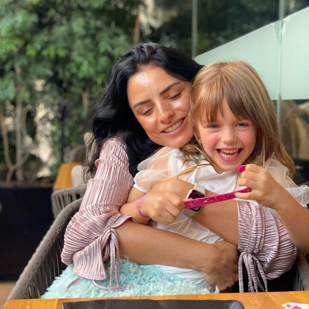 Aislinn Derbez se conmueve hasta las lágrimas al hablar de su hija Kailani: ‘Me ha liberado’