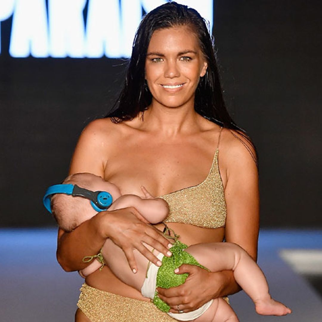 La controvertida imagen de la modelo que dio el pecho a su bebé sobre la pasarela