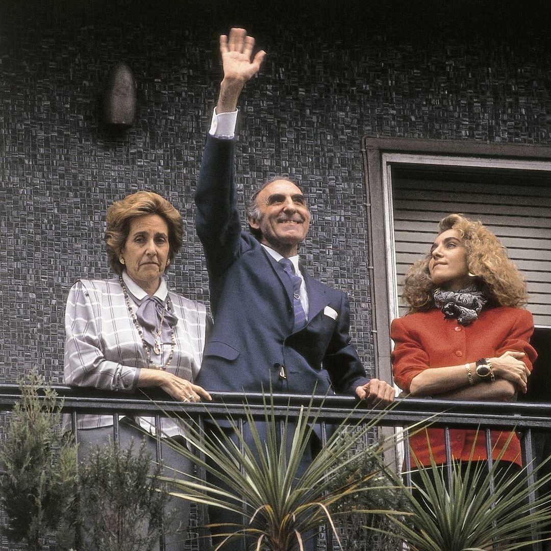 Emiliano Revilla en el balcón de su casa tras ser liberado por ETA