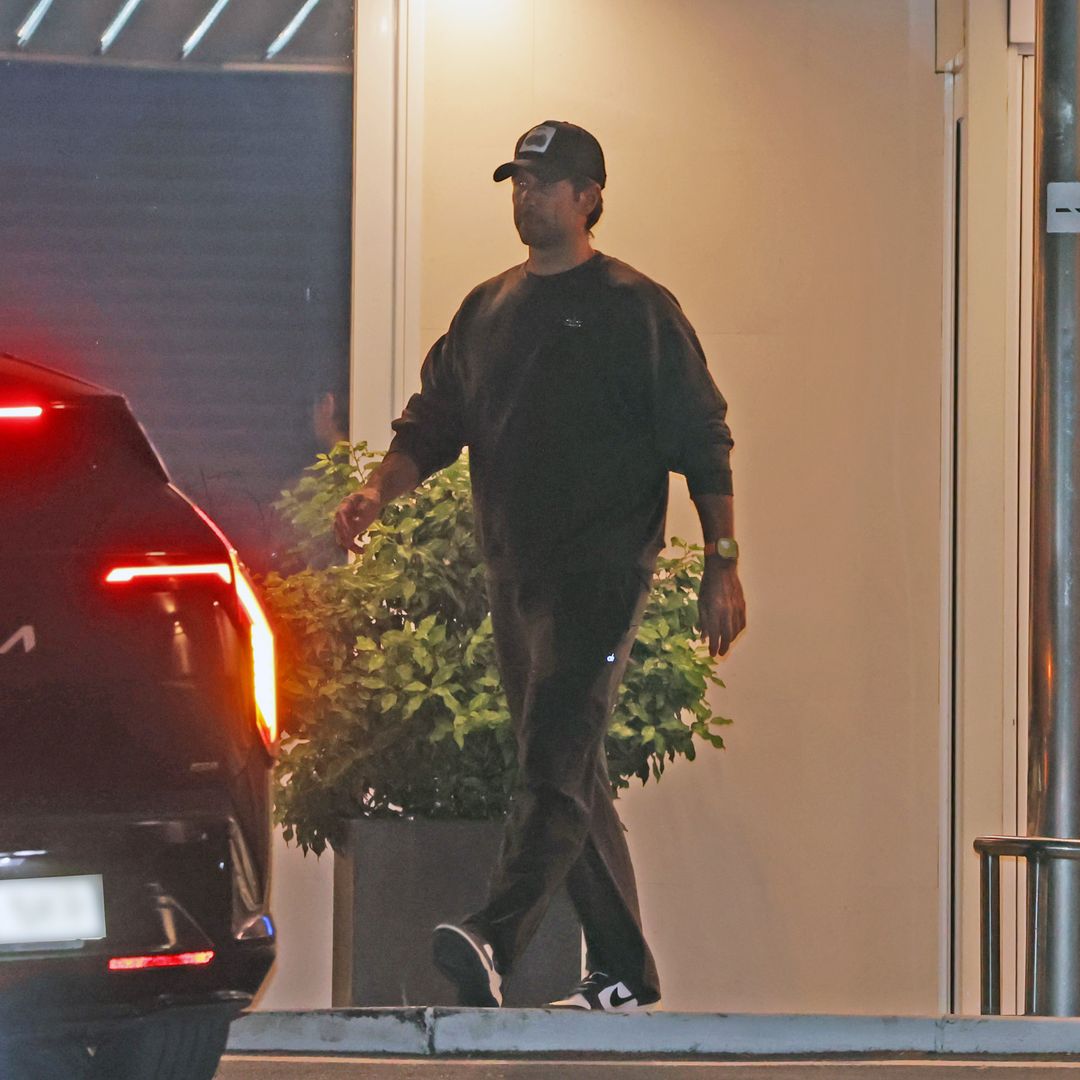 Fernando Verdasco llega al hospital de la mano de su hijo para dar la bienvenida a la recién nacida