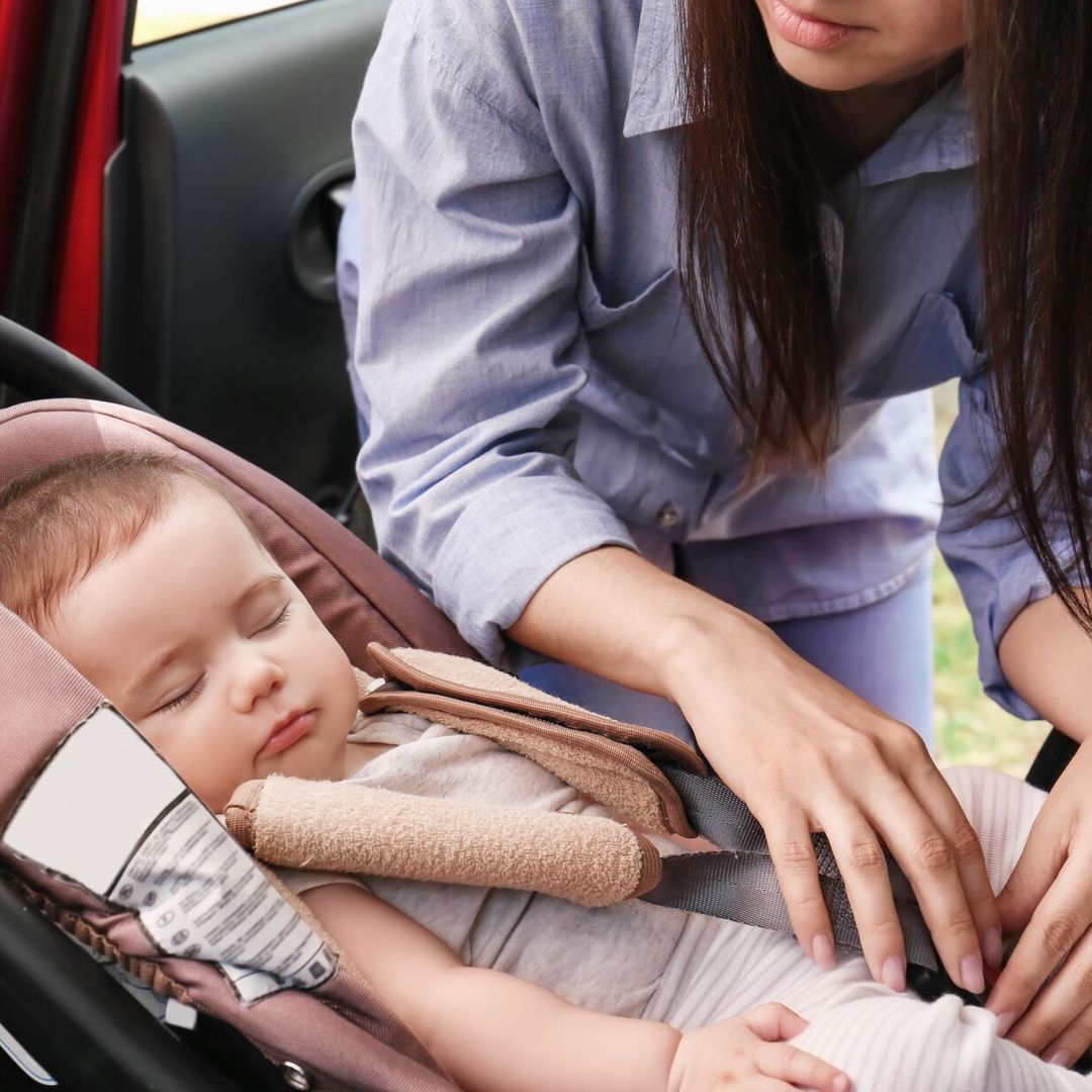 Por qué el abrigo puede poner en riesgo a tu hijo en el coche y cómo evitarlo