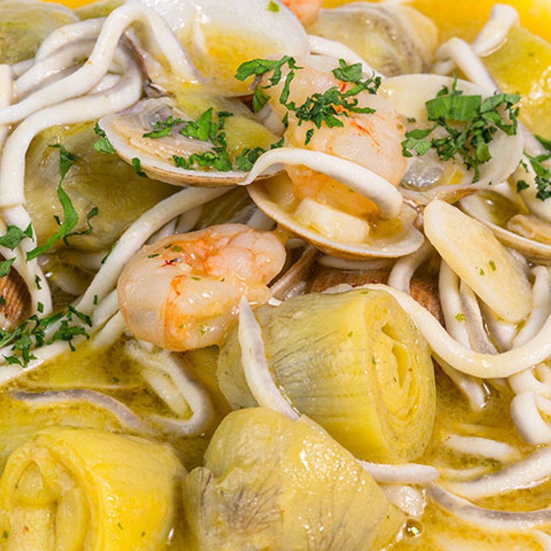 Guiso de alcachofas, gulas y almejas