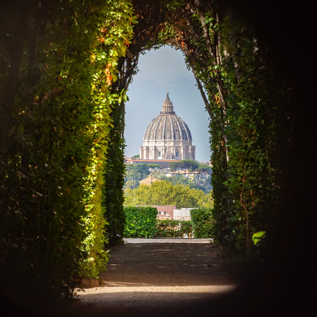 Vista de la cúpula de la basílica de San Pedro en el Vaticano a través de una cerradura en la plaza de los Caballeros de Malta, Roma