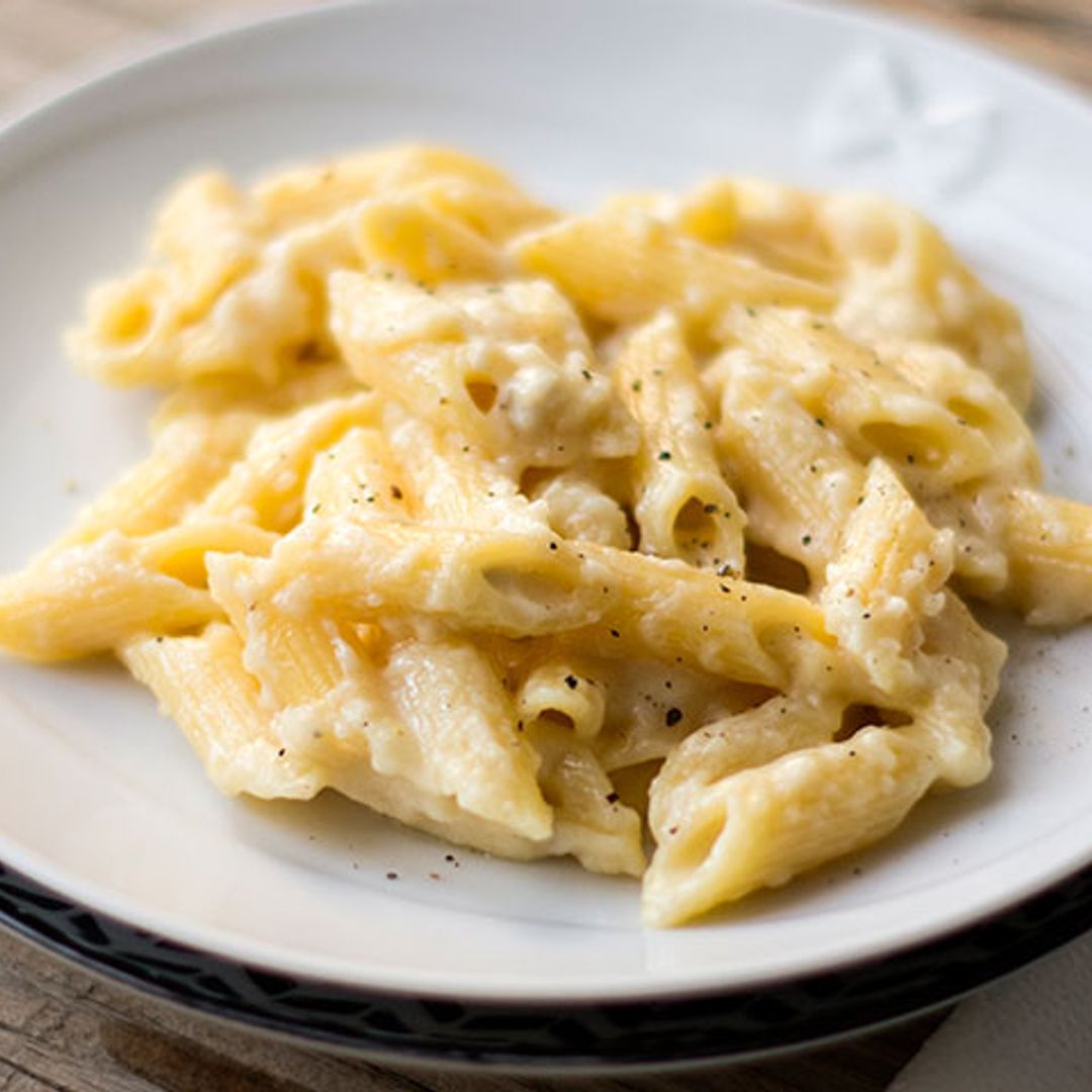 Pasta con salsa de quesos franceses