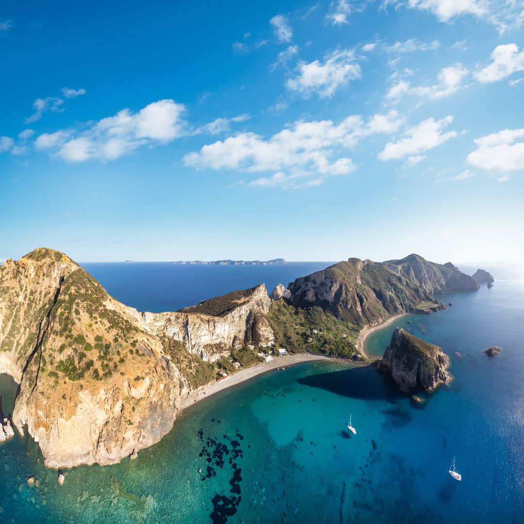 6 islas volcánicas a dos horas de Roma que merecen una visita y son ideales para perderse entre grutas y calas de ensueño