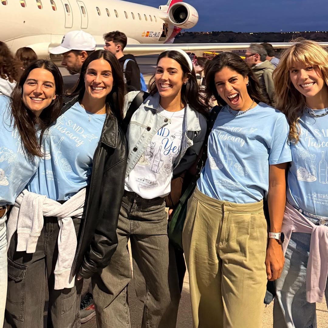 La despedida de soltera de Anna Padilla en Italia: Anita Matamoros de azafata, pasta y camisetas personalizadas