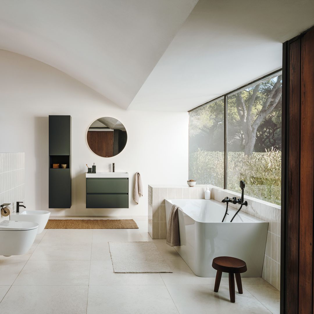 Baños abiertos, con vistas y mucha vegetación: claves para llevar la naturaleza al interior