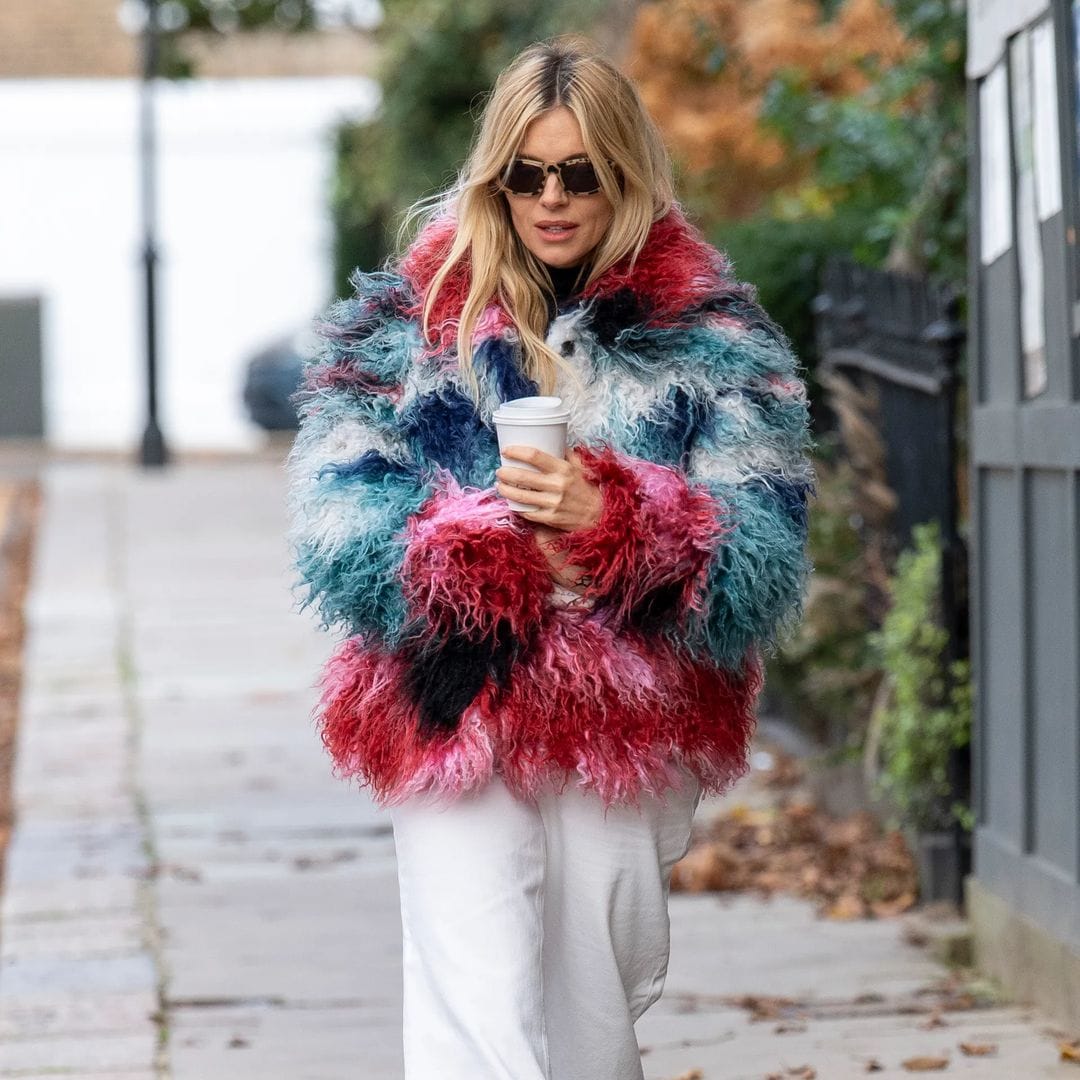 Sienna Miller en Notting Hill con abrigo de Desigual, 2025.