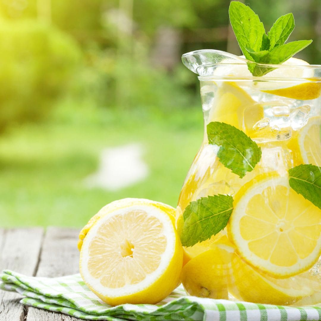 8 bebidas con limón para un verano muy refrescante