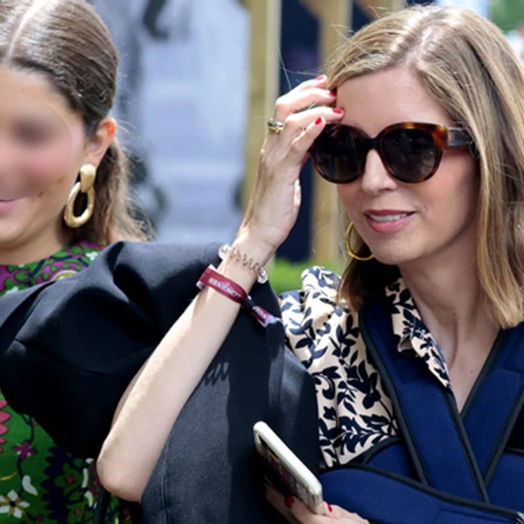 Margarita Vargas acude a la gran cita de la hípica junto a su hija mayor Eugenia, y con un brazo en cabestrillo