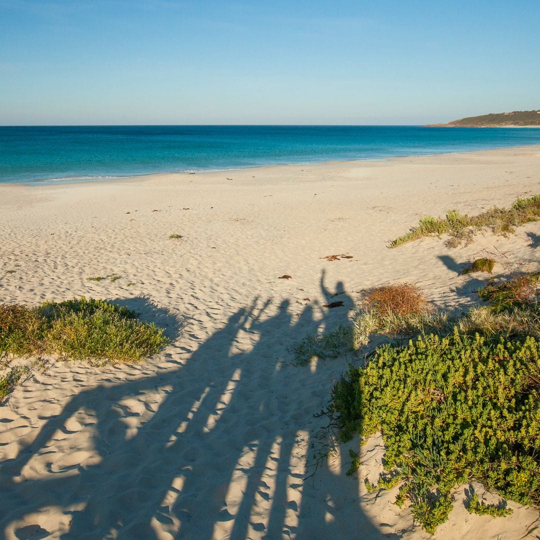 Cuatro horas de lucha contra el mar: la hazaña 'sobrehumana' de un niño de 13 años para salvar a su familia