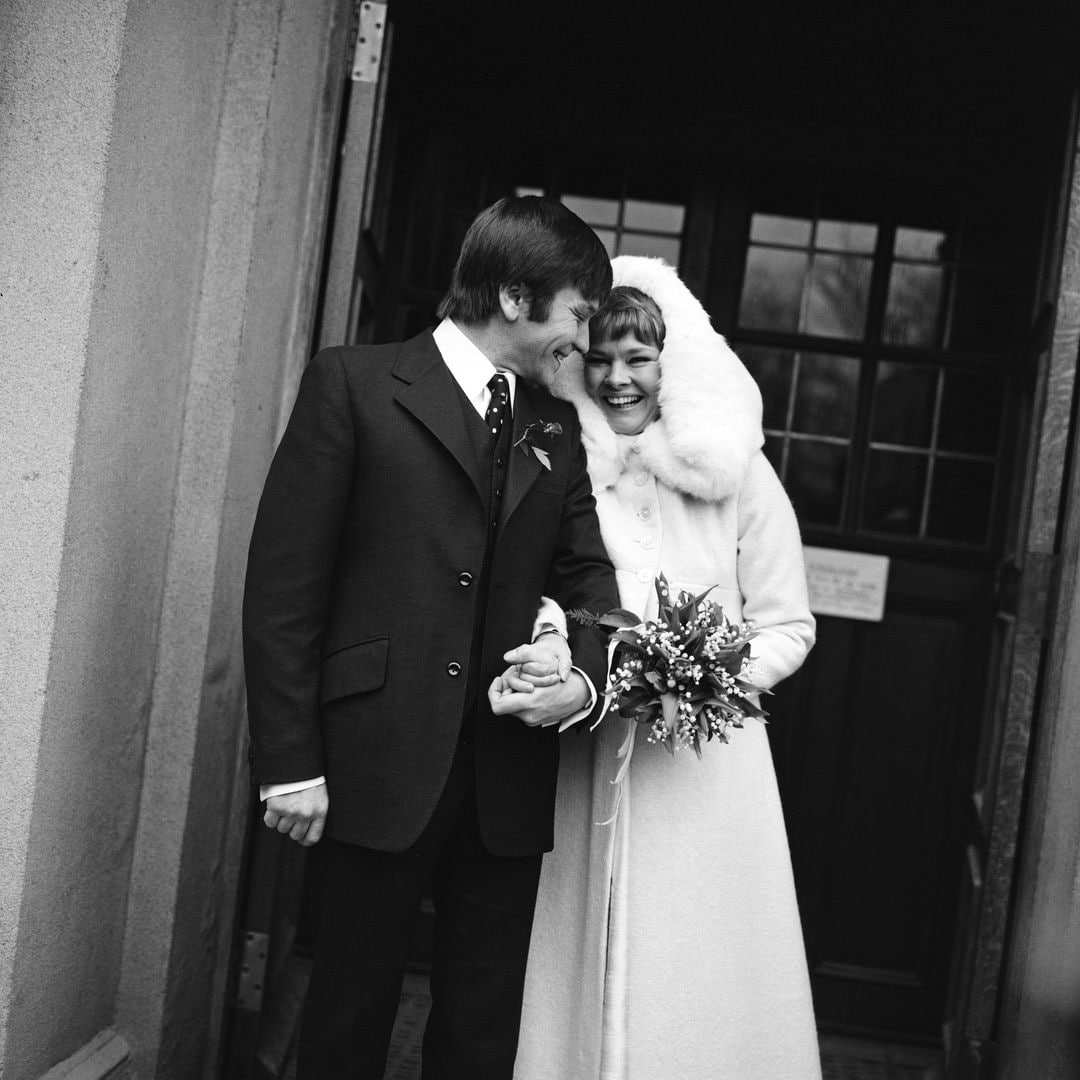 La boda de Judi Dench y Michael Williams: un vestido de novia con capucha y el comienzo de 30 años de felicidad