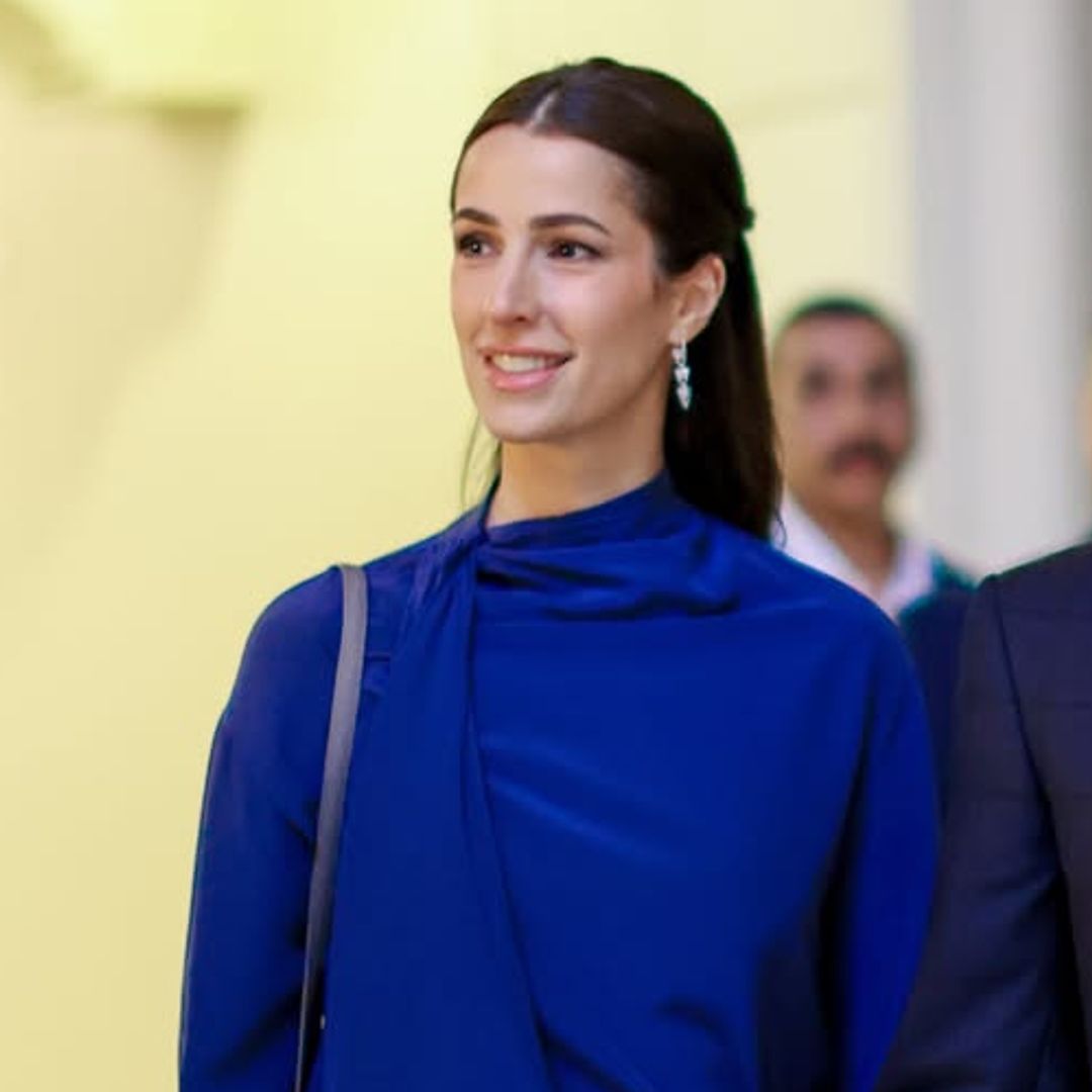 La blusa azul eléctrico de Rajwa de Jordania y el bolso de lujo que ya llevó la princesa Salma hace ocho años
