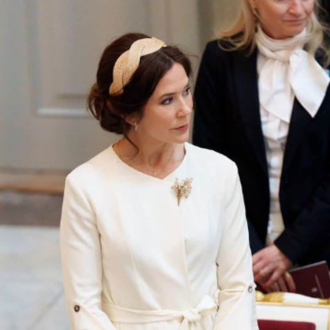 Mary de Dinamarca apuesta por la sofisticada prenda de invitada favorita de las princesas
