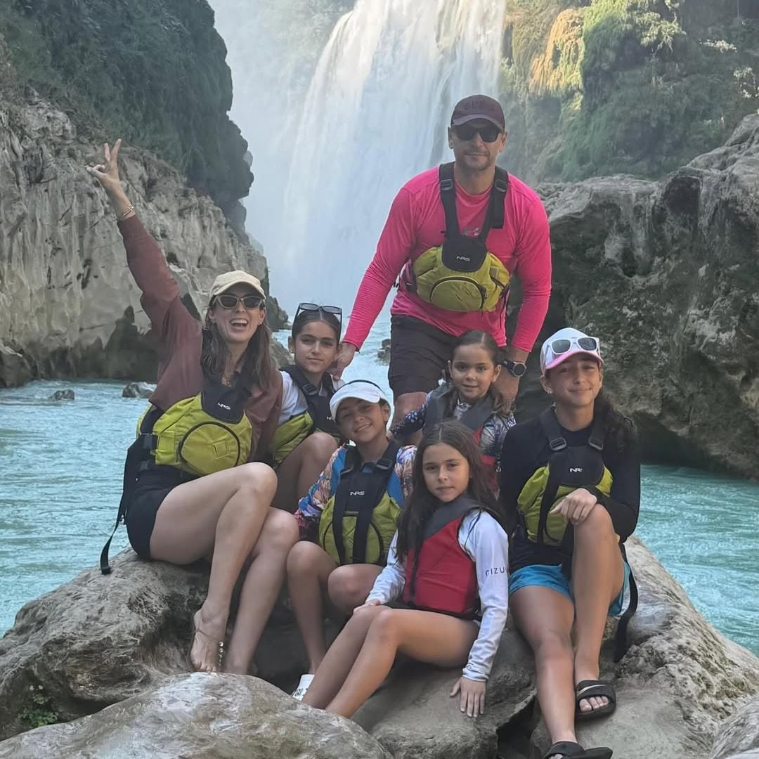Jacky Bracamontes disfruta con su familia de las maravillas de la Husteca Potosina