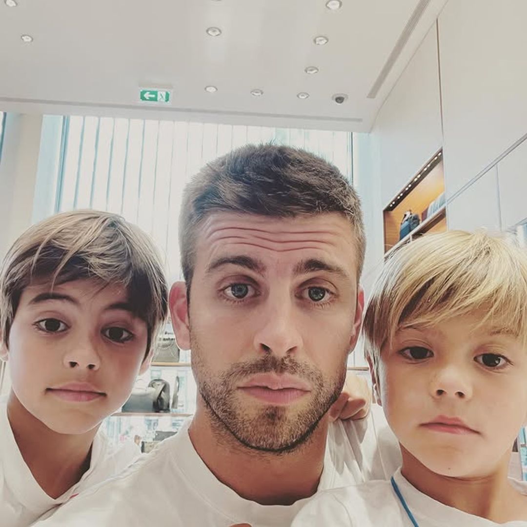 Gerard Piqué se divierte con sus hijos Milan y Sasha en un parque de atracciones en España