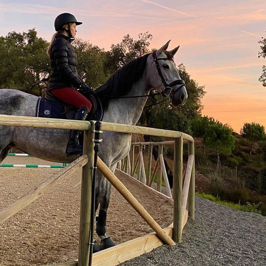 ¡Que no es un terrón! Las carcajadas de Cristina Iglesias cuando su caballo casi se come el móvil