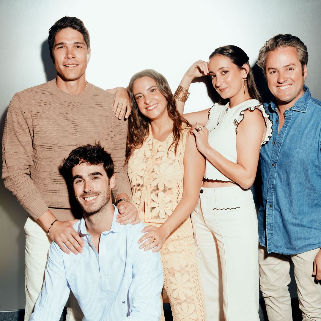 La familia Pombo casi al completo (de izquierda a derecha): Pablo Castellano, Marta y Lucía Pombo con su marido, Álvaro López Huerta, en primera fila, Luis Zamalloa (marido de Marta)
