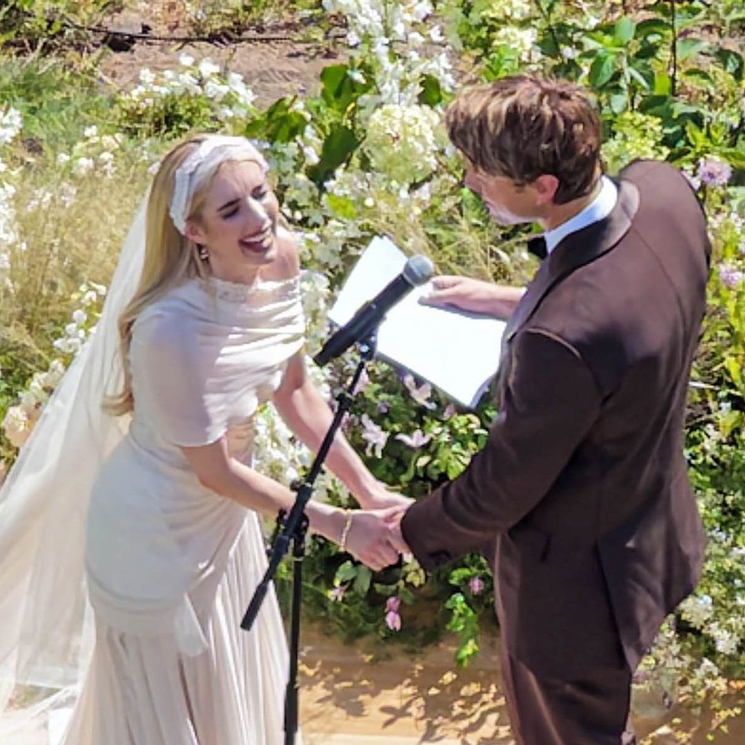 Emma Roberts se casa con Cody John en una boda de ensueño y con su tía Julia como testigo
