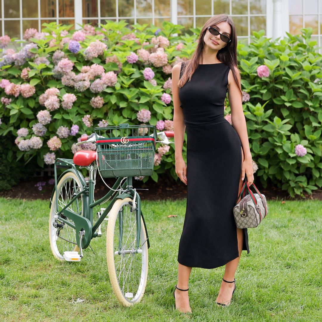 Emily Ratajkowski y el vestido negro perfecto para una noche en los Hamptons (con bolso Gucci incluido)