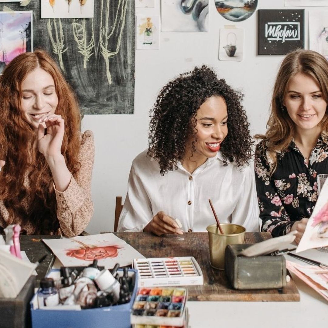 ¿Tomarte una copa de vino mientras pintas? Así es el plan de moda que reinventa el concepto de salir