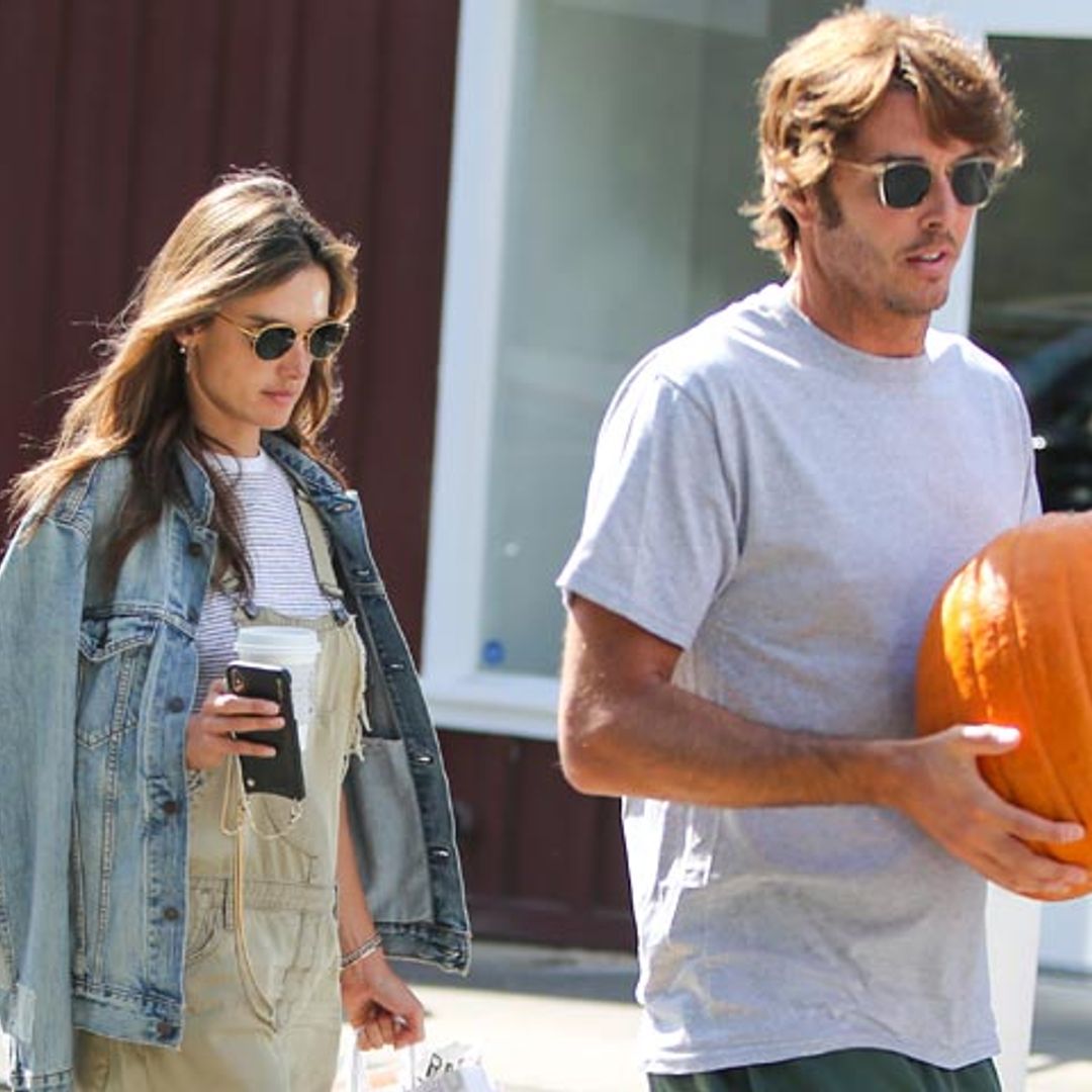 Alessandra Ambrosio se prepara con su novio para un Halloween muy especial