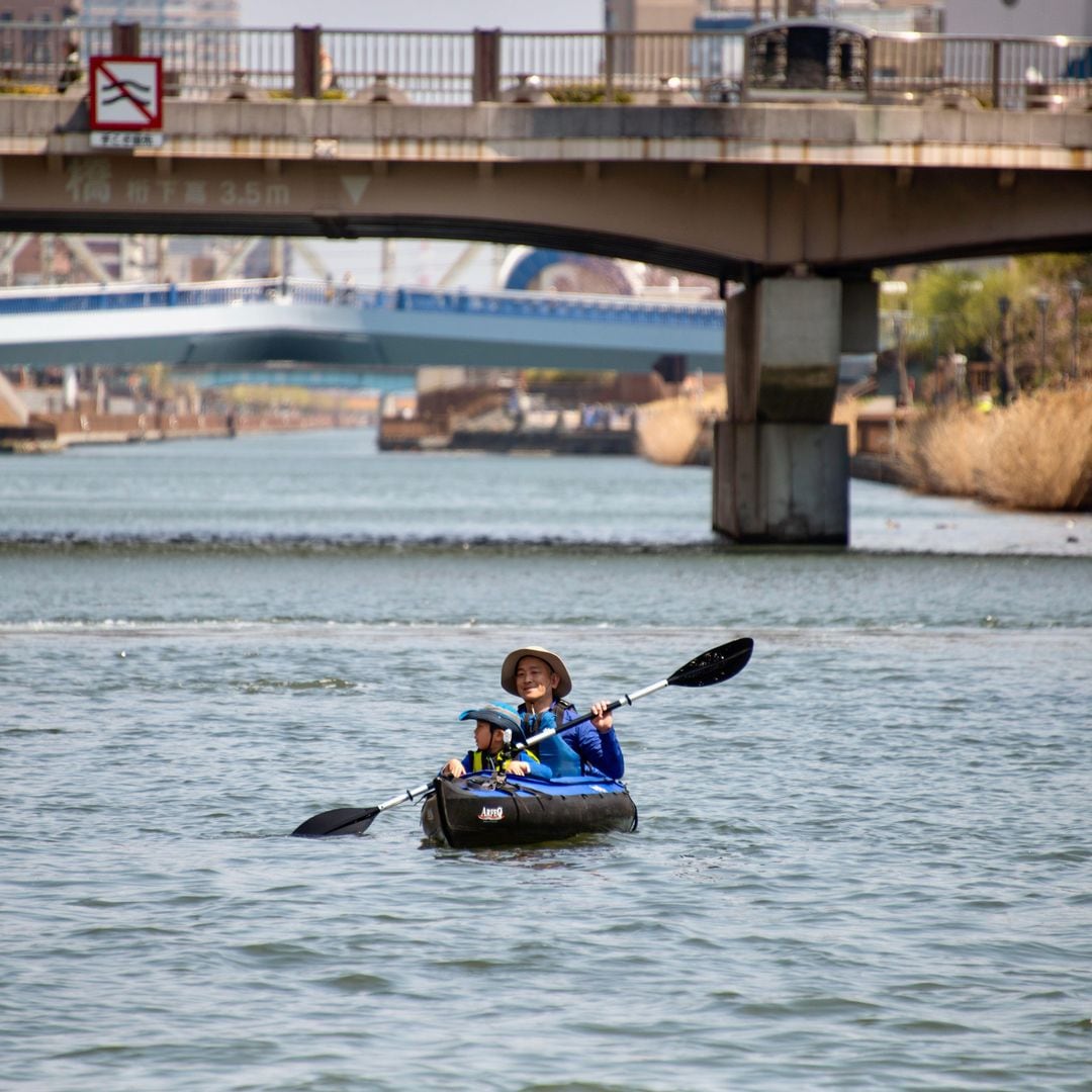 Mujer haciendo kayak en los canales de Tokio, Japón