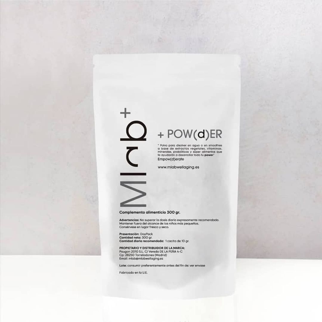 + POWDER de MLAB (69,90 euros), a base de extractos vegetales, plantas medicinales, vitaminas, minerales y probióticos, equilibra la microbiota intestinal para evitar la hinchazón abdominal.