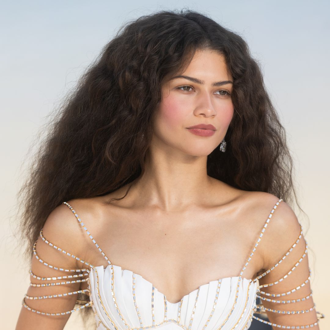 El truco que vas a querer copiar al peluquero de Zendaya para conseguir tus mejores rizos sin frizz