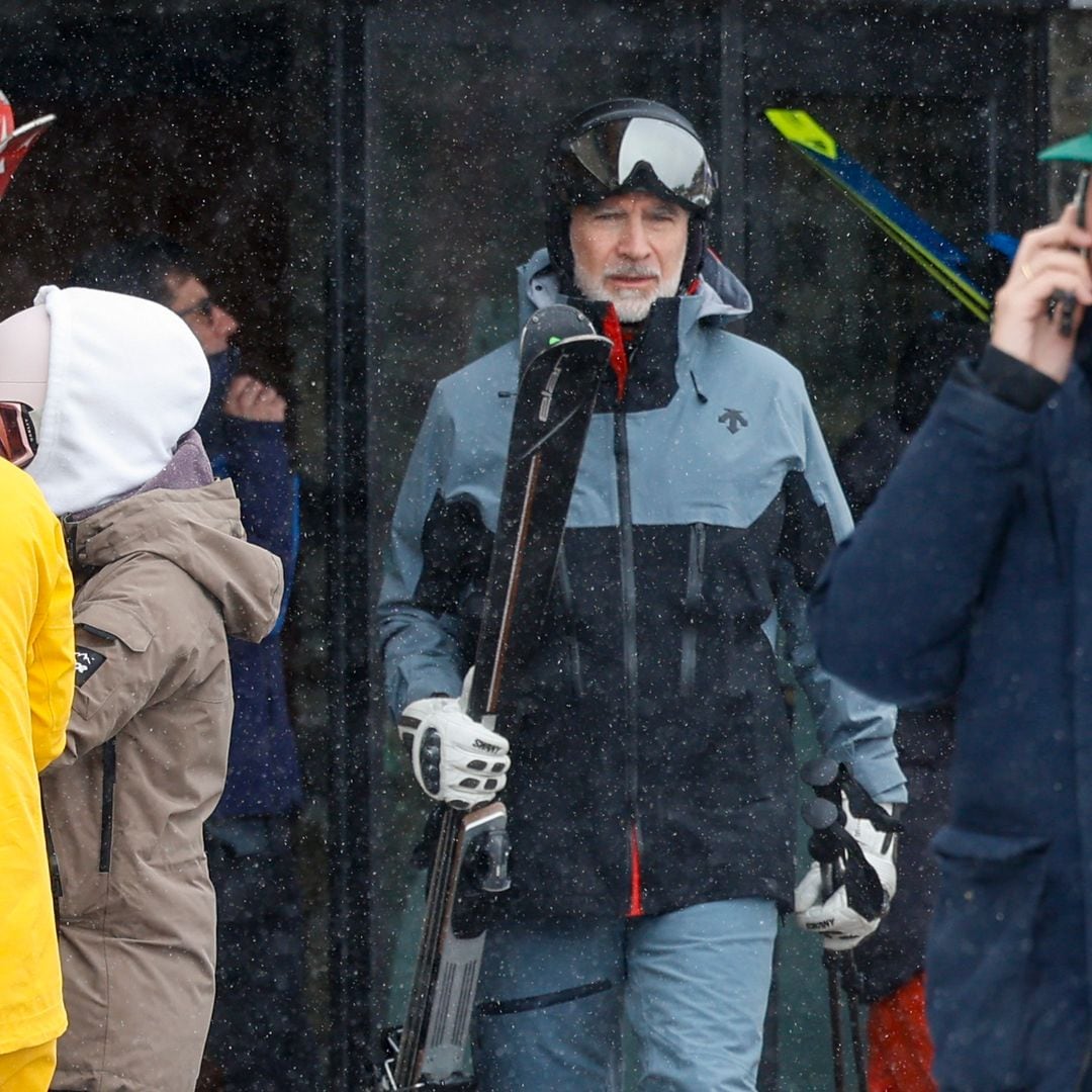 El rey Felipe vuelve a disfrutar de una escapada a la nieve: las imágenes de su jornada en  Formigal 