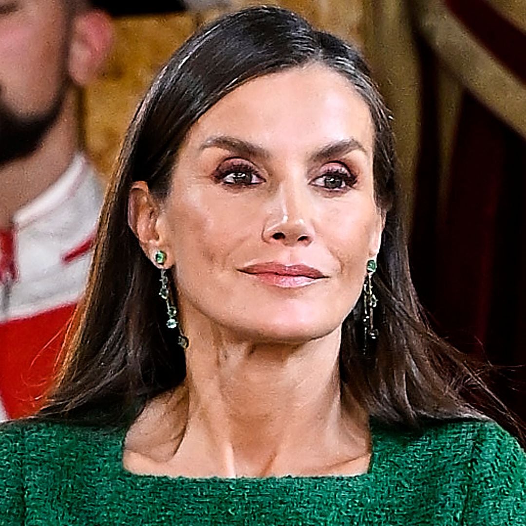 La reina Letizia sorprende con un vestido verde esmeralda por primera vez en el Día de la Hispanidad