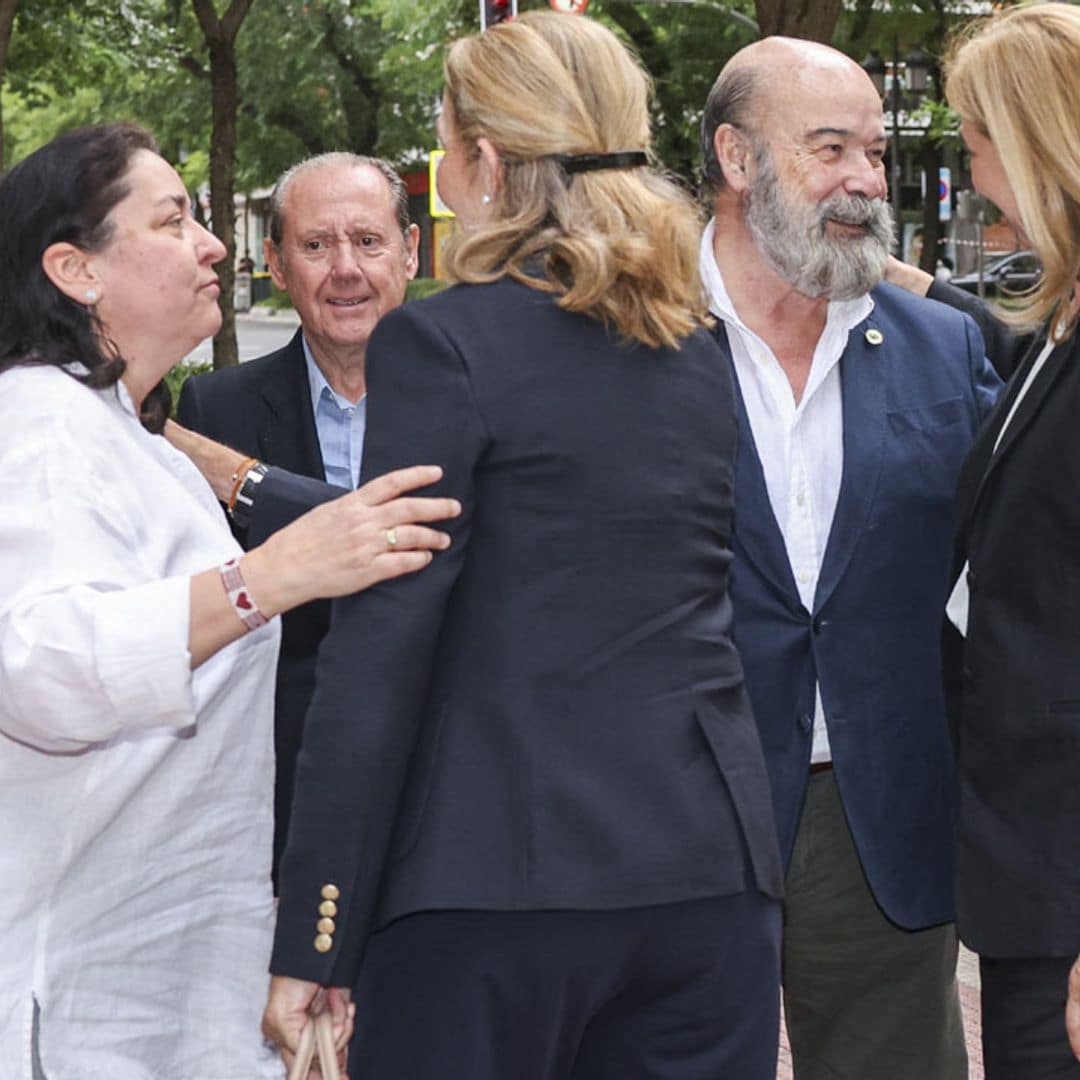 Las infantas Elena y Cristina arropan a Lorenzo Caprile en el funeral de su hermana