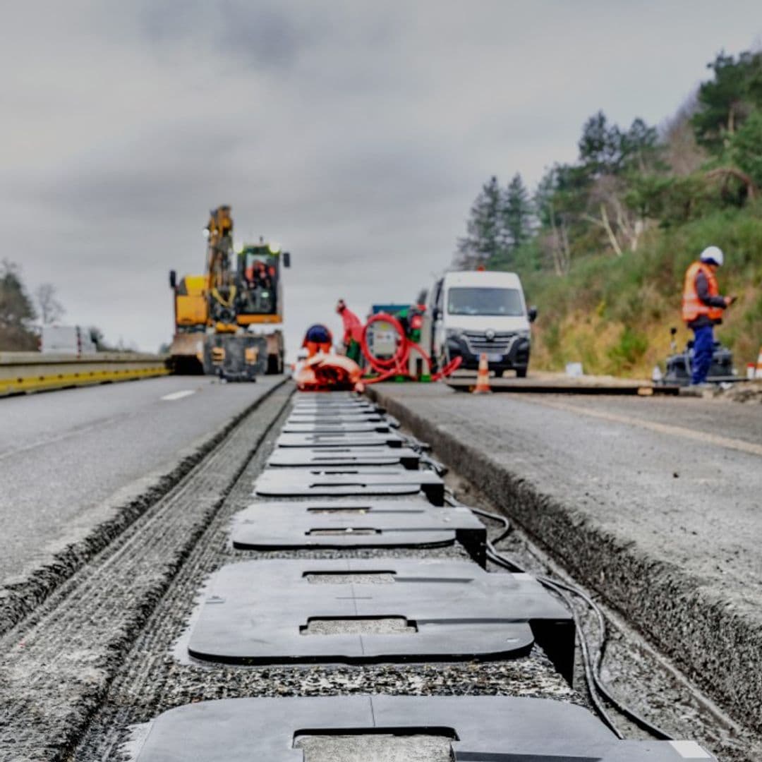 Detalle del pavimento especial: el sistema oculta cientos de bobinas de cobre bajo la superficie de la carretera, capaces de transmitir más de 200 kW de energía a coches, autobuses y camiones equipados