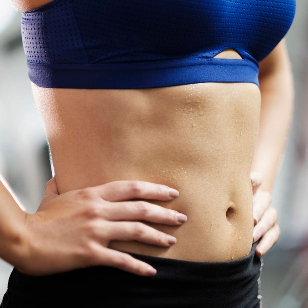 Vientre plano de una mujer entrenando en un gimnasio