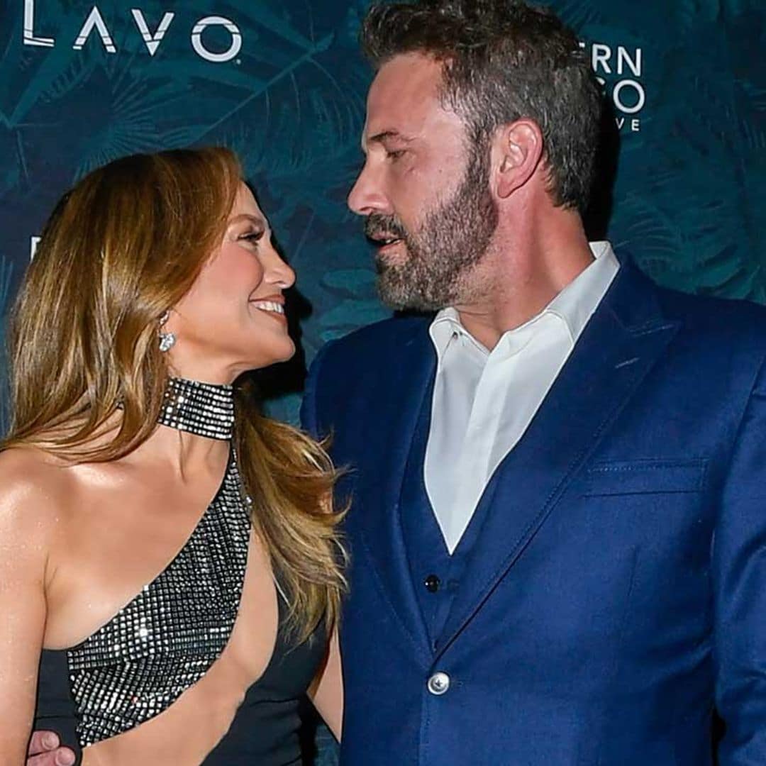 Jennifer Lopez deslumbra, junto a Ben Affleck, en la alfombra roja de Las Vegas con un vestido de aberturas imposibles