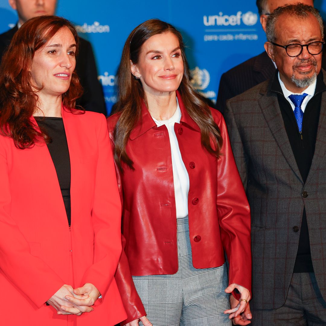 La reina Letizia recupera la chaqueta de cuero roja que se agota en Mango cada invierno
