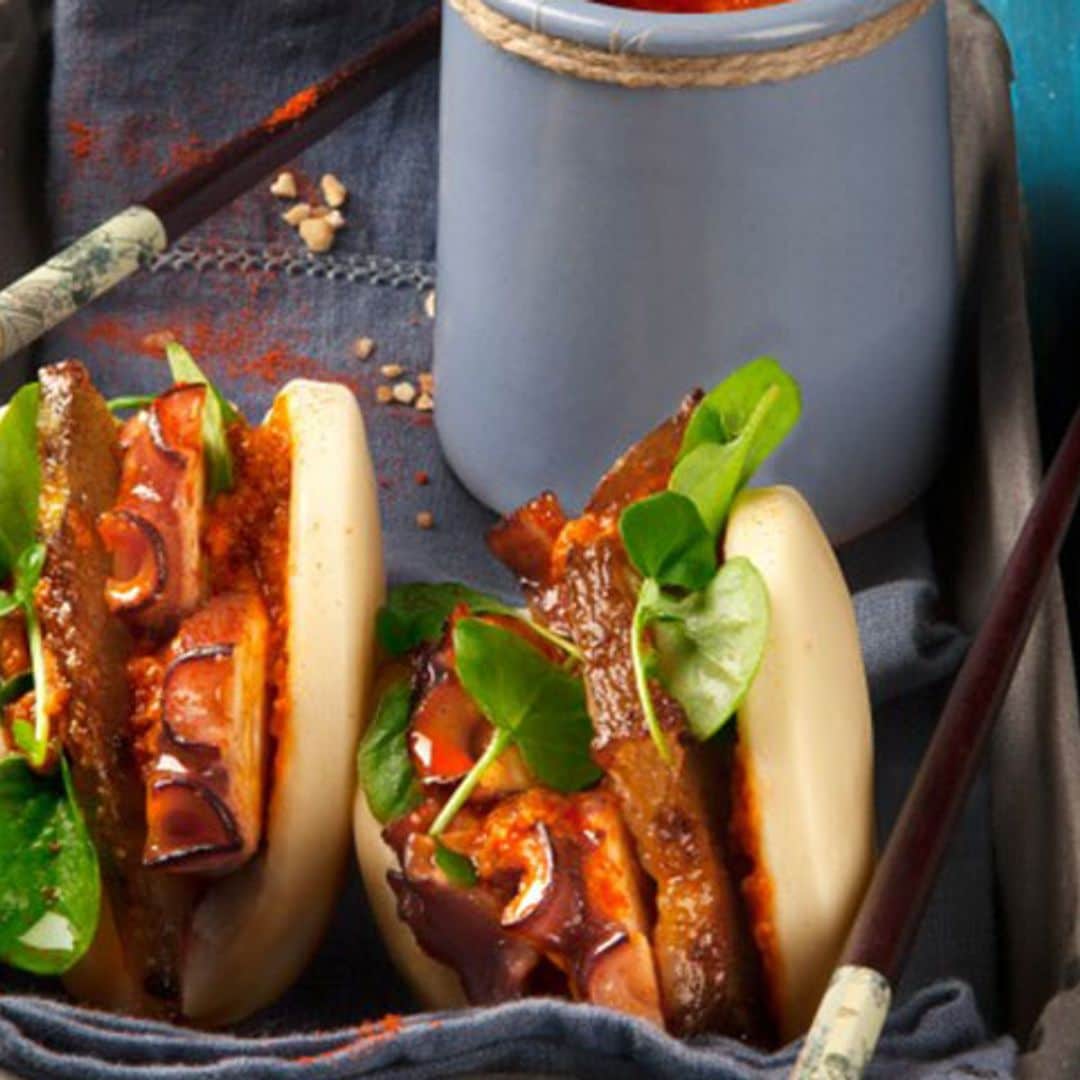 Bao de pulpo y panceta con salsa picante