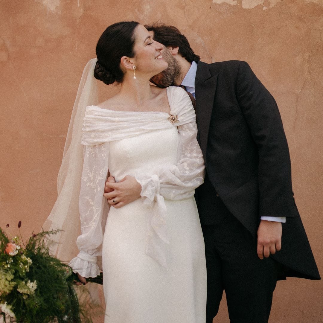 La boda de Gloria en Sevilla, la novia del vestido con mangas bordadas y broche en el escote