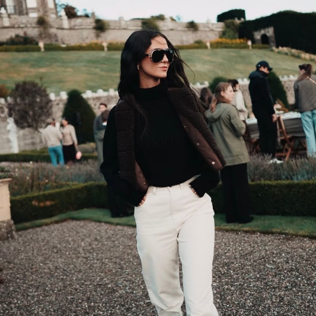 Victoria Federica viaja a Escocia y encuentra el look de otoño perfecto: chaleco de borrego, pantalones blancos y botas de campo