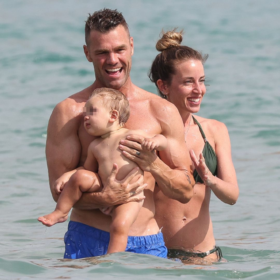 Baños en el mar y muchas risas: Fonsi Nieto y Marta Castro disfrutan del primer verano con su hijo Hugo