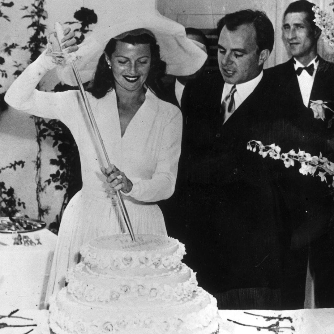 La tarta de boda de Rita Hayworth (que voló de París a Cannes) y otros 7 postres nupciales de las estrellas de Hollywood