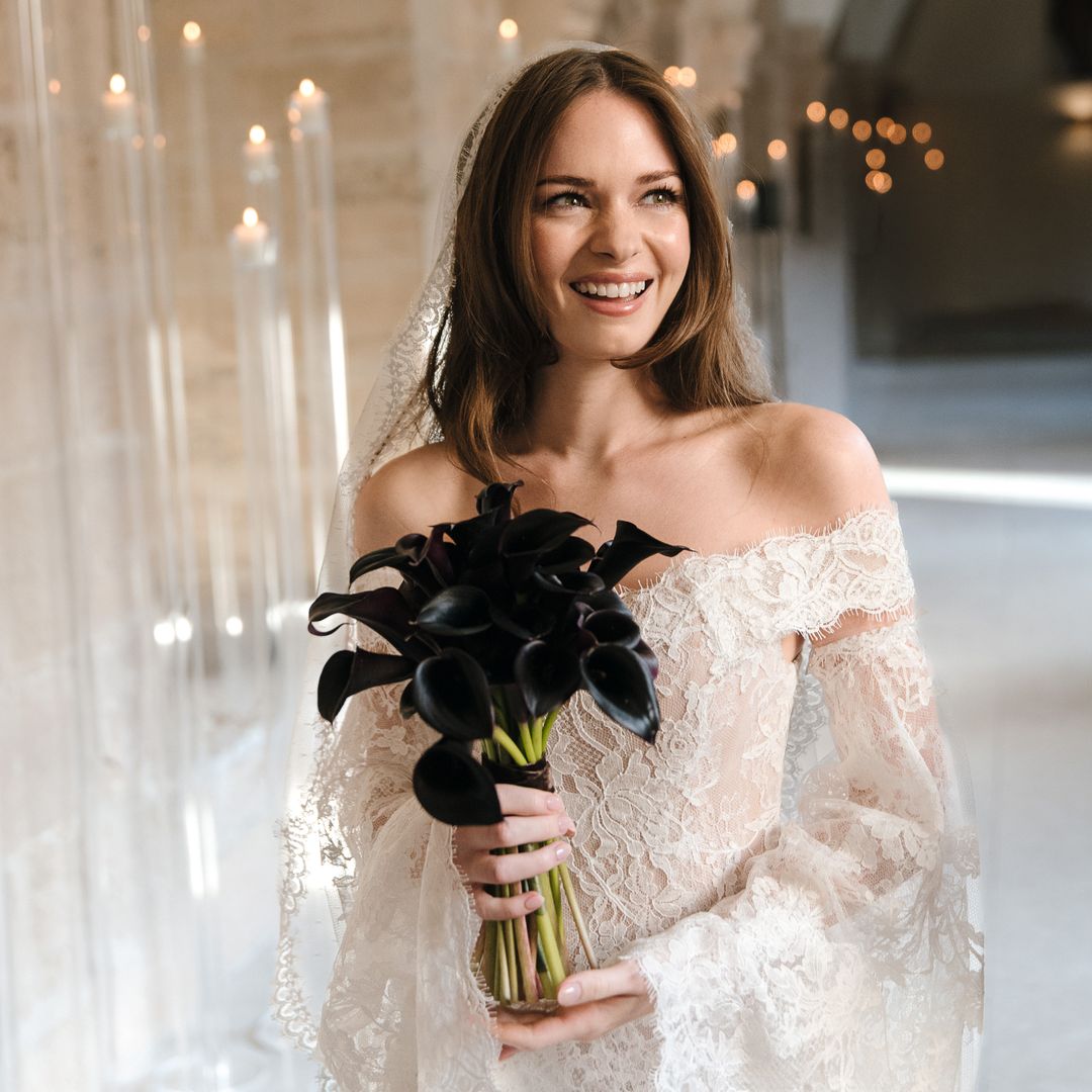 El ramo de flores negras con el que Stella Banderas se casó en España hace un año: "Un homenaje a mis raíces"