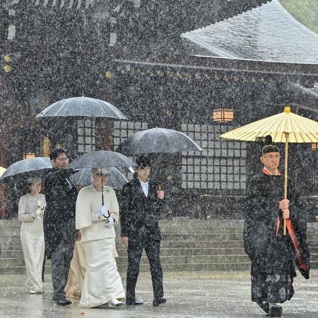 Los cuatro emperadores de Japón, en una ceremonia centenaria pasada por agua