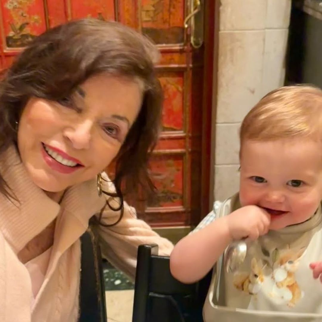 El ahijado de Joan Collins derrite las redes al volante: "Un futuro piloto de Fórmula 1"