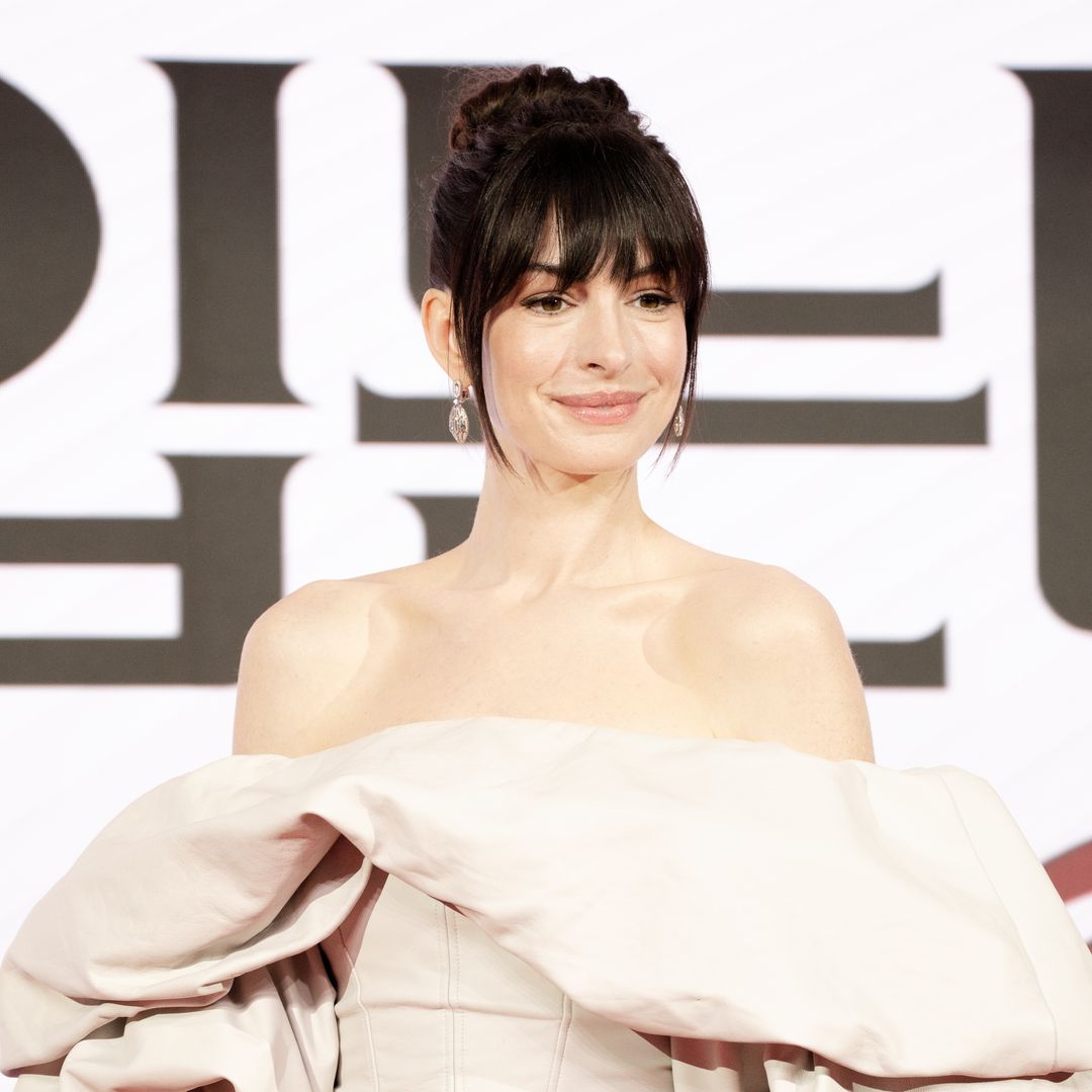 Anne Hathaway regresa a su estilo del “Diario de la Princesa” con su más reciente 'look'
