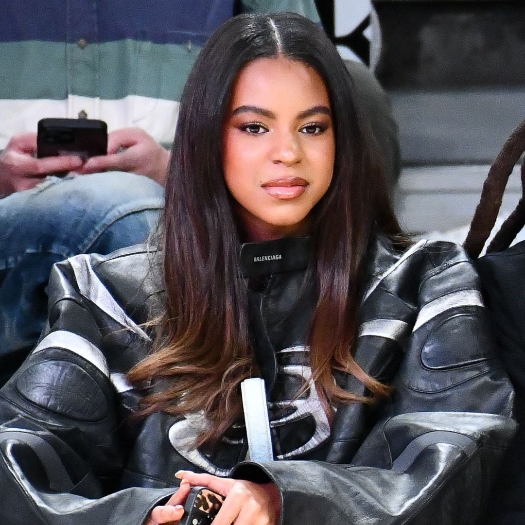 Jay-Z y su hija Blue Ivy Carter en el partido de baloncesto de Los Angeles Lakers y los San Antonio Spurs en el Crypto.com Arena de Los Ángeles, California, el 10 de diciembre de 2025
