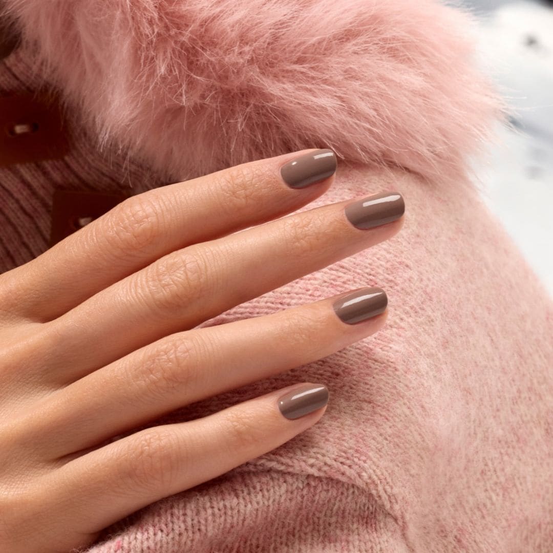 No es negro, es 'mole brown': el tono de manicura que está desbancando al 'nude' en los salones más sofisticados