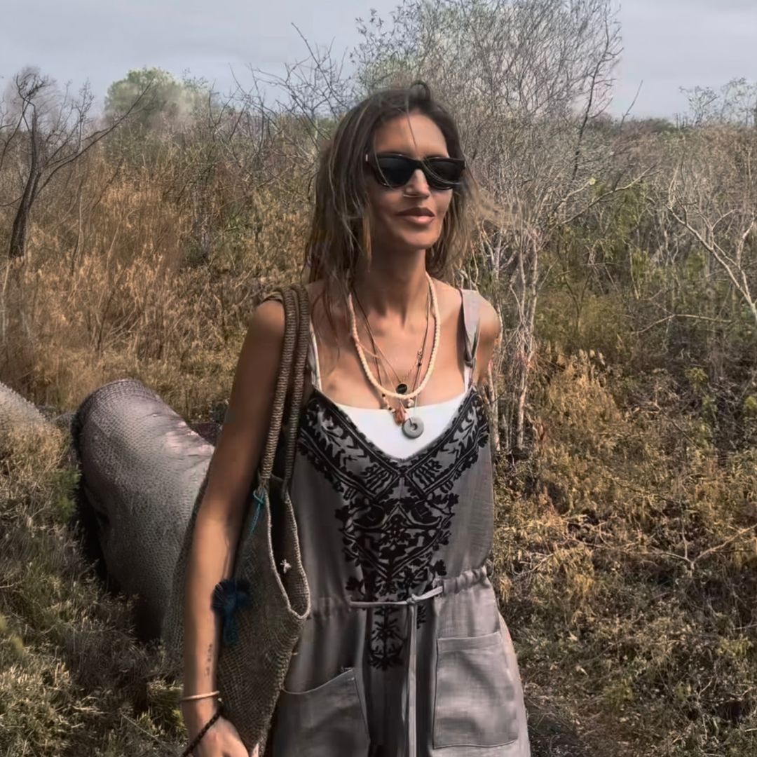 Sara Carbonero lleva a Galápagos las dos caras de su estilo: un vestido asimétrico con joyas y un mono de aire bohemio